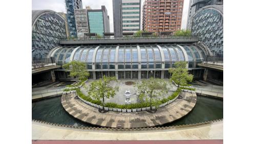 大安森林公園站位於新生南路與建國南路間之亯義路三段道路下方。距東門站（R10）約 667m，距大安站(R05)(BR09)（R08）約 782m，為地下二層島式月台車站，地下一層為穿堂層，地下二層為月台層。覆土深度約 6.6m，車站長約226m、寬約 22m。出入口及通風井〆共設置 6 處出入口、3 座無障礙電梯、2 座通風井。
&nbsp;