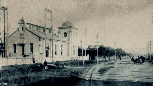 舊龜山電廠:1905年龜山整體廠房工程正式完工，並架設長16.5公里的11kV電壓輸電線路至古亭變電廠降壓後送進台北的用戶端