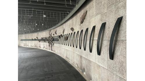 大安森林公園站公共藝術《秋葉旅人》位於環形迴廊係由法國藝術家Yvan Mauge創作，以壁畫創作為主。本作品採不銹鋼、鍛造銅等材質創作，用「風」描述捷運與每位市民之間的故事與回憶。
&nbsp;