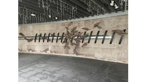大安森林公園站公共藝術《春光乍現》位於陽光大廳與水瀑廣場係由臺灣藝術家林舜龍創作。林舜龍為國內新銳藝術家，以大型公共藝術空間創作為主。本作品採鑄鋁、鑄銅、不銹鋼、馬賽克等材質創作，表達春天時節，春雨春光滋潤溫暖大地，春暖花開充滿生機的盎然氣息，提供市民輕鬆舒壓的場域，享受生活與大自然。
&nbsp;