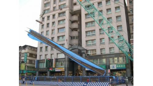 東門站主體連續壁鋼筋籠起吊中。
&nbsp;