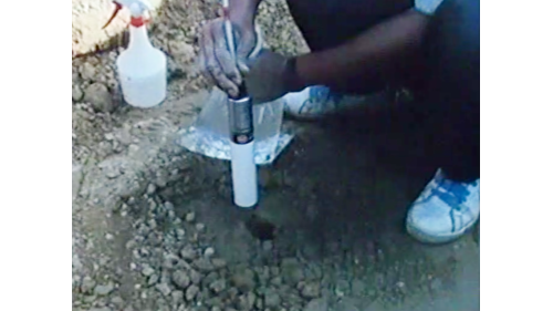 為瞭解大壩蓄水後的安全性，在大壩的填築過程中，在不同的高層，分別埋設孔隙水壓計、測傾儀、水平變位計、土壓計、滲漏量測系統、表面呈現點及固定測點等監測儀器。
&nbsp;