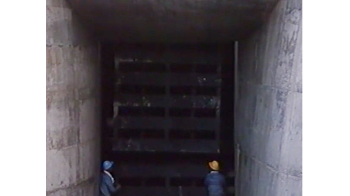 導水隧道於1993年7月6日，在進口端放下最後一扇6噸重的擋水閘版後，正式封堵，水庫即開始蓄水。
&nbsp;