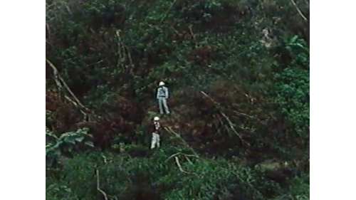 南化水庫溢洪道工程，於1990年12月開工。首先進行測量定線，然後清除雜草樹木，並使用推土機撥除表土，再用鑽岩機鑽孔、裝藥開炸。