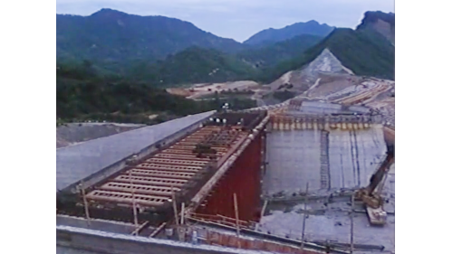 溢洪道橋樑跨距71公尺，是一座懸吊式鋼筋混凝土橋，也是南化水庫的一項特色，與U型溢流堰及大壩的弧線組成一幅美麗的圖案。
&nbsp;