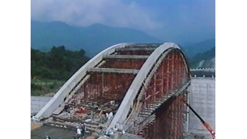 溢洪道橋樑跨距71公尺，是一座懸吊式鋼筋混凝土橋，也是南化水庫的一項特色，與U型溢流堰及大壩的弧線組成一幅美麗的圖案。
&nbsp;