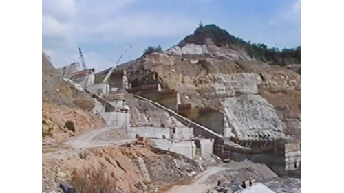 戽斗段由於坡度陡，鋼筋模板及混凝土施工均非常困難，為克服施工困難，在不同高程開闢施工便道，以便運送混凝土及施工材料。
