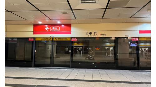 本站分為中和新蘆線月台（一、三月台）與淡水信義線月台（二、四月台）。地下二樓一月台為東北向（中和新蘆線往迴龍、蘆洲）、二月台為西向（淡水信義線往台北車站、北投、淡水）；地下四樓三月台為西南向（中和新蘆線往古亭、南勢角）、四月台為東向（淡水信義線往大安、台北101/世貿、象山）。
&nbsp;