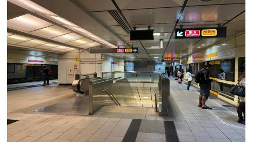 本站分為中和新蘆線月台（一、三月台）與淡水信義線月台（二、四月台）。地下二樓一月台為東北向（中和新蘆線往迴龍、蘆洲）、二月台為西向（淡水信義線往台北車站、北投、淡水）；地下四樓三月台為西南向（中和新蘆線往古亭、南勢角）、四月台為東向（淡水信義線往大安、台北101/世貿、象山）。
&nbsp;