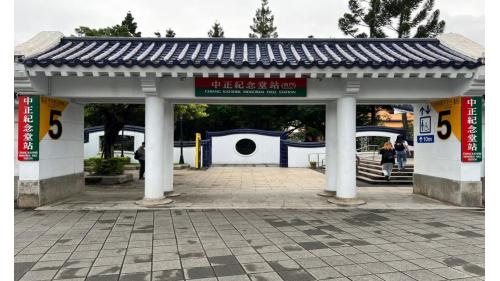 中正紀念堂站站體為地下車站，地下共三層，為一座島式疊式月台之同月台平行轉乘站，兩島式月台分別位於地下第二、三層，上下平行重疊，設有半高式月台門，共設有7座出入口。
&nbsp;