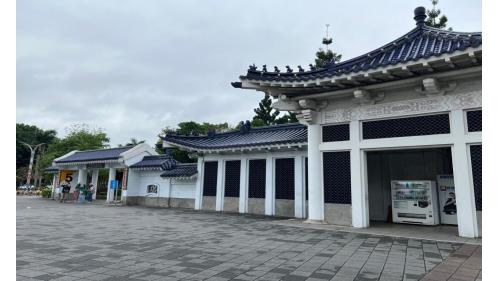 中正紀念堂站站體為地下車站，地下共三層，為一座島式疊式月台之同月台平行轉乘站，兩島式月台分別位於地下第二、三層，上下平行重疊，設有半高式月台門，共設有7座出入口。
&nbsp;