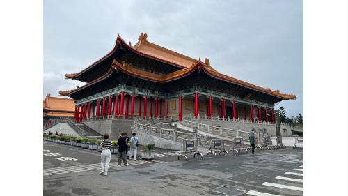 中正紀念堂5號出口位於愛國東路北側、中山南路口)，設有藝廊，圖為國家劇院演藝廳。
&nbsp;