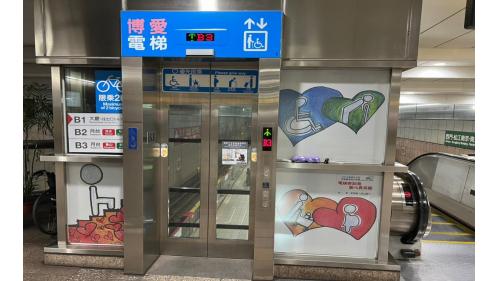 地下一層為穿堂層，北側大廳層有車站大廳、詢問處、自動售票機 、驗票閘門、洗手間（站體南側付費區外）、往出口5、6、7。
&nbsp;