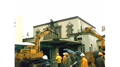 鐵路地下化台北車站開工典禮，是在1985年7月6日舉行，由榮工處的施工人員，以大型破碎機械，展開了舊台北車站建築物的拆除。
&nbsp;