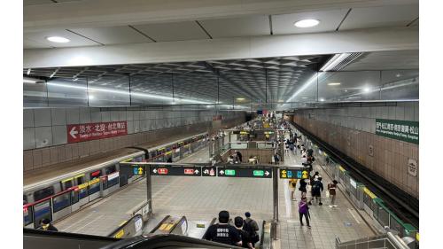 車站地下一樓（穿堂層）至二樓（月台層）採整體挑高設計。
&nbsp;