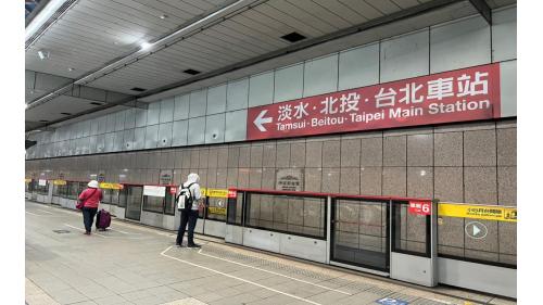 月台為島式疊式月台之同月台平行轉乘站。兩島式月台分別位於地下第二、三層，上下平行重疊，設有半高式月台門。【圖/地下二樓一月台淡水信義線往淡水/北投方向】
&nbsp;