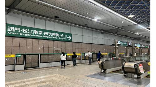 月台為島式疊式月台之同月台平行轉乘站。兩島式月台分別位於地下第二、三層，上下平行重疊，設有半高式月台門。【圖/地下二樓二月台 松山新店線往松山方向】

&nbsp;