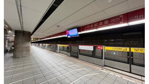 月台為島式疊式月台之同月台平行轉乘站。兩島式月台分別位於地下第二、三層，上下平行重疊，設有半高式月台門。【圖/地下三樓三月台 淡水信義線往象山方向】
&nbsp;