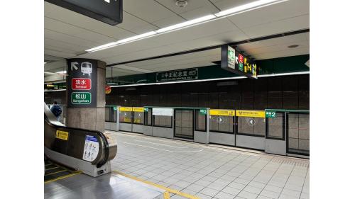 月台為島式疊式月台之同月台平行轉乘站。兩島式月台分別位於地下第二、三層，上下平行重疊，設有半高式月台門。【圖/地下三樓四月台 松山新店線往新店方向】
&nbsp;