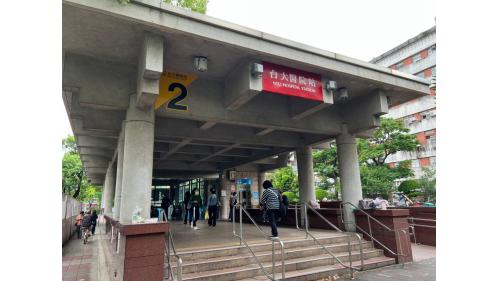 台大醫院站2號出口(常德街、公園路口)。出口1、2位於車站南端，出口3、4位於車站北端，無障礙電梯位於出口1（二二八和平公園側）、2、3（台大醫院側）。出口1、4也同時作為二二八和平公園的出入口。
&nbsp;