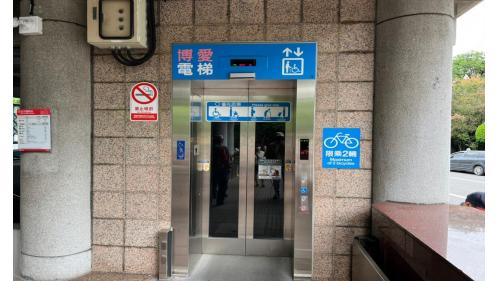 台大醫院站出口1、2位於車站南端，出口3、4位於車站北端，無障礙電梯位於出口1（二二八和平公園側）、2、3（台大醫院側）。出口1、4也同時作為二二八和平公園的出入口。
&nbsp;