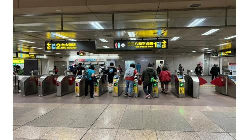 台大醫院站大廳層設有車站大廳、詢問處、自動售票機、驗票閘門、洗手間（站體南側付費區外，近出口1）。
&nbsp;