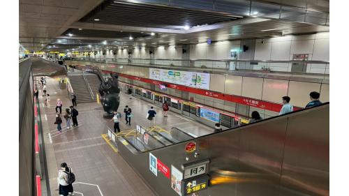 台大醫院站大廳層屬挑高建築，由大廳層往下看，可以看到月台及列車進站。
&nbsp;