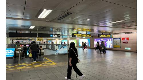 台北車站地下2樓為捷運大廳層為淡水線及板南線兩線間轉乘穿堂層；設有詢問處、驗票閘門、洗手間（付費區內）、板南線、淡水信義線 轉乘區、電扶梯直達捷運月臺。
&nbsp;