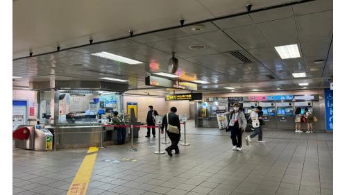 台北車站地下2樓為捷運大廳層為淡水線及板南線兩線間轉乘穿堂層；設有詢問處、驗票閘門、洗手間（付費區內）、板南線、淡水信義線 轉乘區、電扶梯直達捷運月臺。
&nbsp;