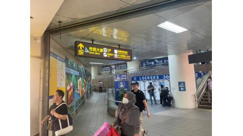 台北車站地下2樓為捷運大廳層為淡水線及板南線兩線間轉乘穿堂層；設有詢問處、驗票閘門、洗手間(付費區內)、板南線、淡水信義線 轉乘區、電扶梯直達捷運月臺。
&nbsp;