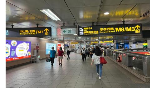 台北車站地下2樓為捷運大廳層為淡水線及板南線兩線間轉乘穿堂層；設有詢問處、驗票閘門、洗手間（付費區內）、板南線、淡水信義線 轉乘區、電扶梯直達捷運月臺。
&nbsp;