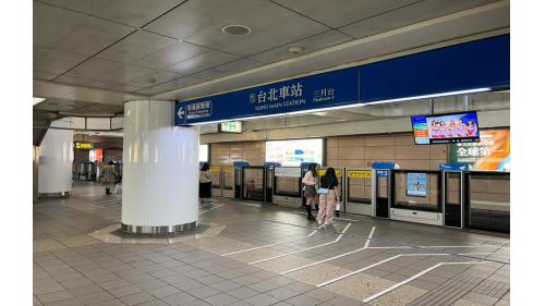 台北車站B3第三、四月台，為板南線月台，設有半高月台門，一座島式胎，左側開門。
&nbsp;