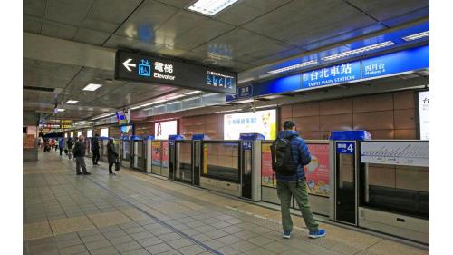 台北車站B3第三、四月台，為板南線月台，設有半高月台門，一座島式胎，左側開門。
&nbsp;