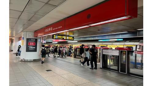 台北車站地下4樓第一月台為淡水信義線往淡水/北投方向，設有半高月台門，一座島式胎，左側開門。
&nbsp;