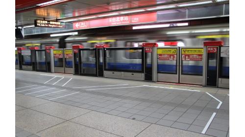 台北車二地下4樓第二月台為淡水信義線往象山/大安方向，設有半高月台門，一座島式胎，左側開門。
&nbsp;