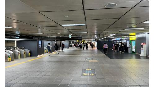 大廳層設有車站大廳、詢問處、自動售票機、驗票閘門、中山藝廊、中山地下街（車站南、北側）、洗手間（站體南側付費區外、地下街內）。
&nbsp;