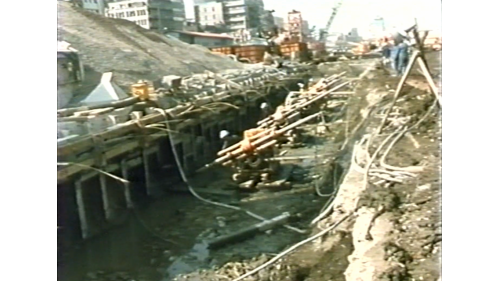 透過地錨的構造，可將拉力傳遞至地盤中，以提供足夠之拉力抵抗連續壁背後土方之壓力。