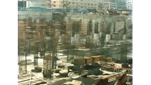 在這廣大的工地上，一邊做基礎開挖，另外則做基礎混凝土的結構施工，車站的基礎是以厚實的鋼筋混凝土澆置而成。
&nbsp;