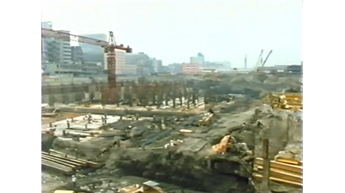 在這廣大的工地上，一邊做基礎開挖，另外則做基礎混凝土的結構施工，車站的基礎是以厚實的鋼筋混凝土澆置而成。
&nbsp;