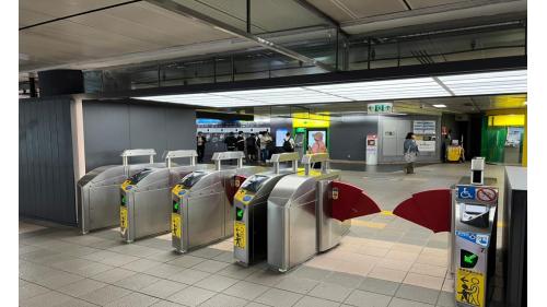 大廳層設有車站大廳、詢問處、自動售票機、驗票閘門、中山藝廊、中山地下街（車站南、北側）、洗手間（站體南側付費區外、地下街內）。【圖:驗票閘門】
&nbsp;