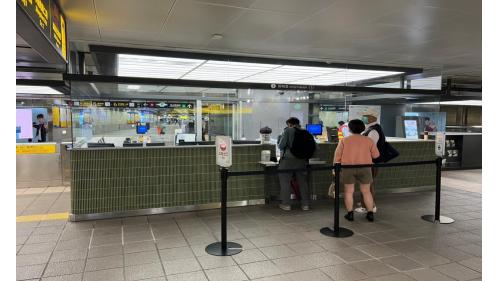 大廳層設有車站大廳、詢問處、自動售票機、驗票閘門、中山藝廊、中山地下街（車站南、北側）、洗手間（站體南側付費區外、地下街內）。【圖:詢問處】
&nbsp;