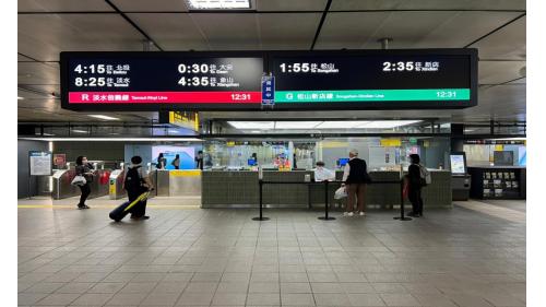 大廳層設有車站大廳、詢問處、自動售票機、驗票閘門、中山藝廊、中山地下街（車站南、北側）、洗手間（站體南側付費區外、地下街內）。
&nbsp;