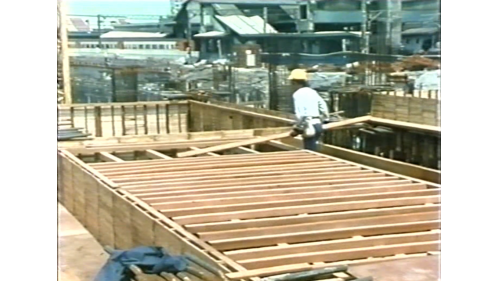 樓板施工時，按順序先行架設鋼管支柱、組立大樑模板、然後可以調整長短的伸縮鋼樑做為樓板支撐，不但施工快速，而解可以減少垂直鋼管支柱的使用，最後再鋪設角材及面板，這樣工作就告一個段落了。
&nbsp;