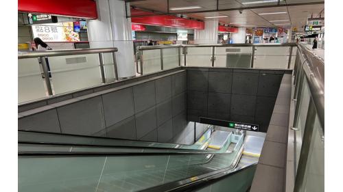 由B2經電扶梯、階梯往下可到松山新店線月台層。
&nbsp;