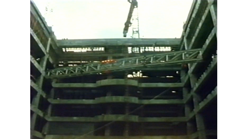 1988年7月1日舉行了屋頂天窗大樑的吊放工作，這些工作都是在風力強勁的高空中進行著，最先施吊的大樑，有長達40公尺重達39.6公噸，必須要精確地吊裝在一樓的螺栓上，其容許的誤差僅僅有3釐米。
&nbsp;