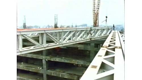 1988年7月1日舉行了屋頂天窗大樑的吊放工作，這些工作都是在風力強勁的高空中進行著，最先施吊的大樑，有長達40公尺重達39.6公噸，必須要精確地吊裝在一樓的螺栓上，其容許的誤差僅僅有3釐米。
&nbsp;