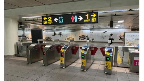 雙連站地下一樓大廳層設有車站大廳、詢問處、自動售票機、驗票閘門中山地下街(站體南側)、洗手間(地下街內)。【圖:驗票閘門】
&nbsp;