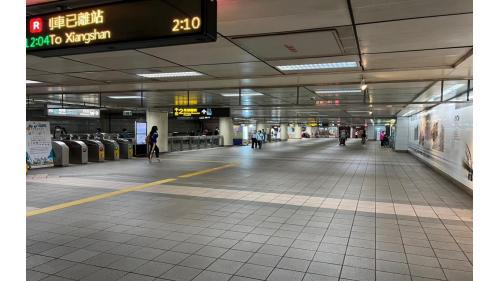 雙連站地下一樓大廳層設有車站大廳、詢問處、自動售票機、驗票閘門中山地下街(站體南側)、洗手間(地下街內)。
&nbsp;