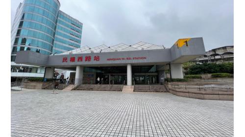 淡水信義線有出入口1-4號出口、詢問處、自動售票機、驗票閘門、洗手間（站體北側付費區內。）
&nbsp;