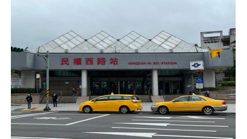 出口１位於主站體北側民權西路72號，設有無障礙坡道。
&nbsp;